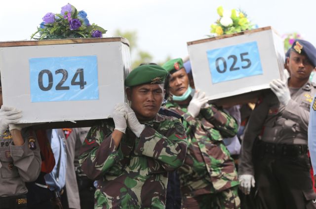 Μεγάλα αντικείμενα εντοπίστηκαν στην έρευνα για την πτήση της AirAsia